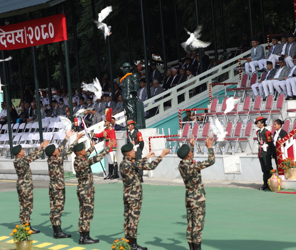 संविधान दिवसमा शान्तिका प्रतीक परेवा उडाउँदै1695216978.jpg